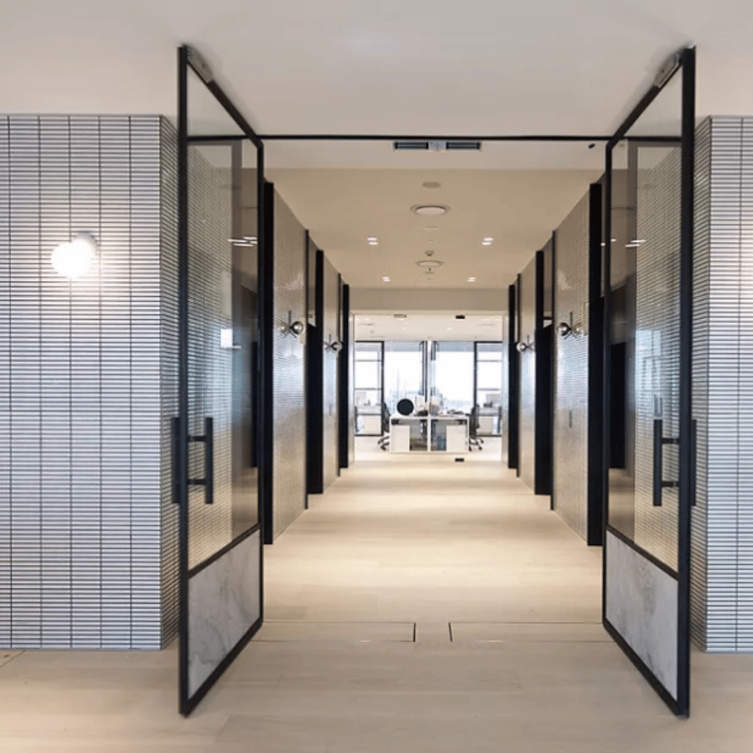 Puerta automática abatible