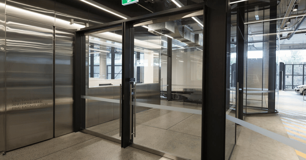 Puertas Automáticas Abatibles en Madrid: Comodidad, Estilo y Seguridad en un Solo Sistema