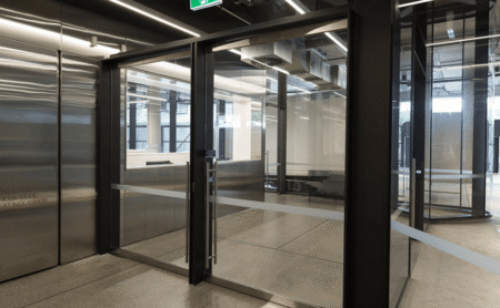 Puertas Automáticas Abatibles en Madrid: Comodidad, Estilo y Seguridad en un Solo Sistema