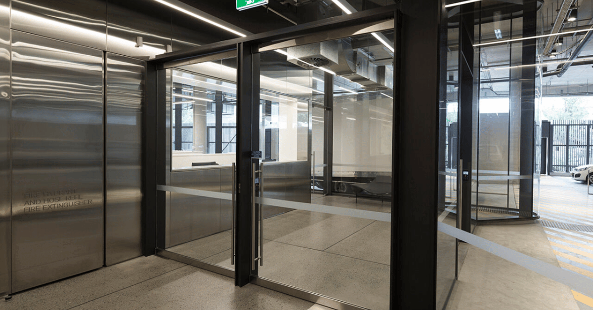 Puertas Automáticas Abatibles en Madrid: Comodidad, Estilo y Seguridad en un Solo Sistema