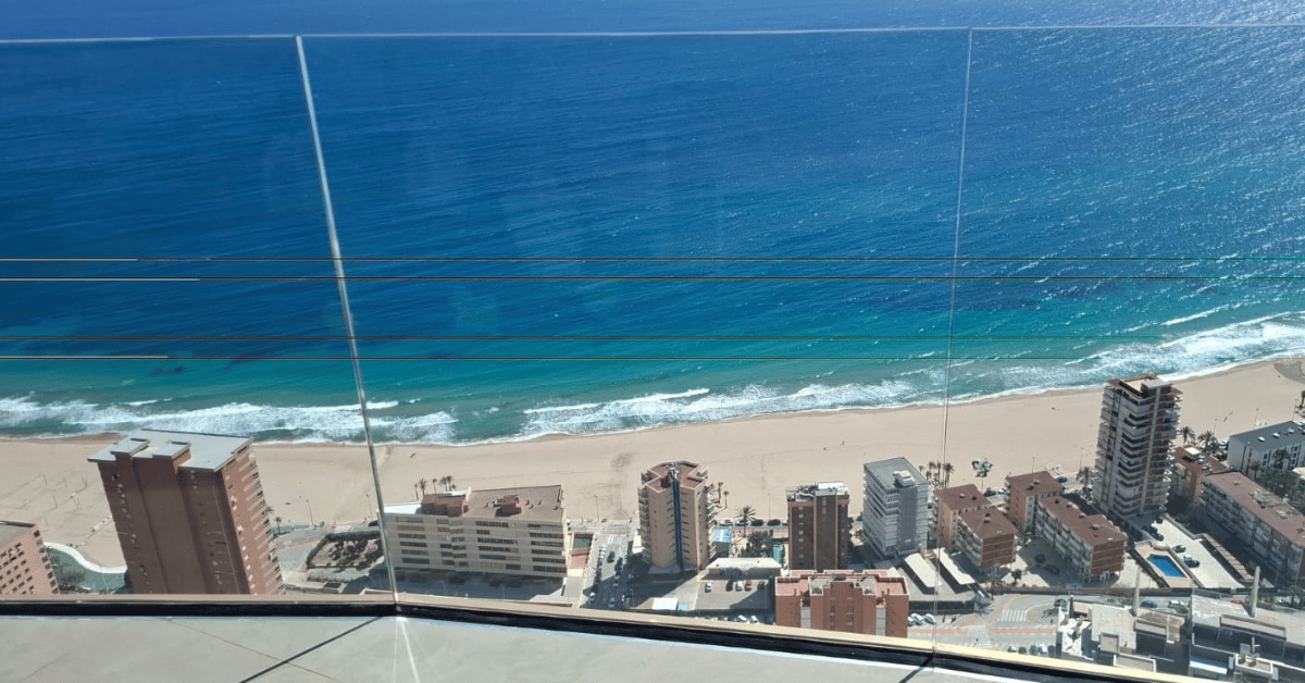 Edificio Intempo en Benidorm donde se realizó el cambio de cristal urgente