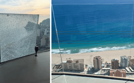 Cristal roto en barandilla de terraza en edificio de Benidorm